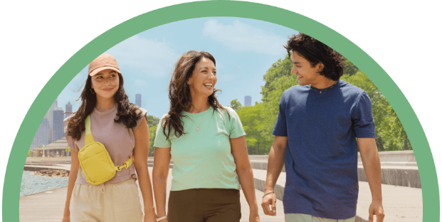 Tres personas caminando y conversando al aire libre