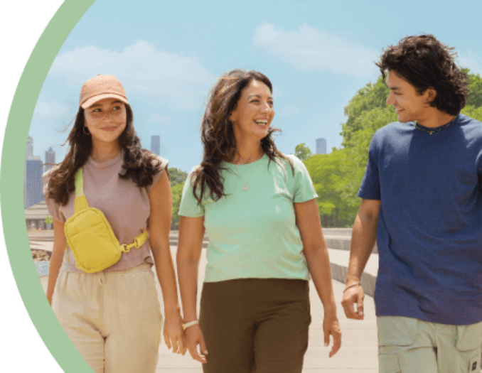 Tres personas caminando y conversando al aire libre