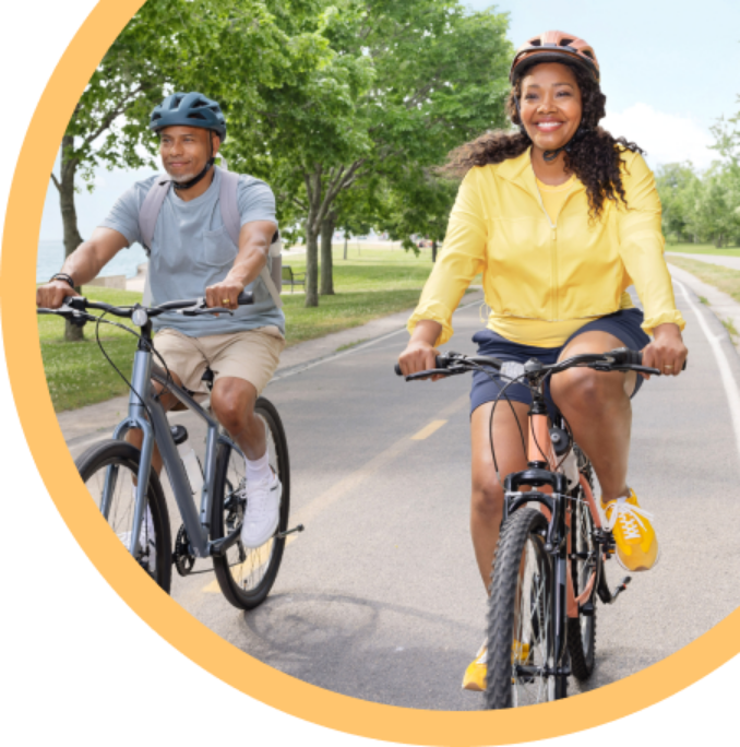 Pareja sonriente montando bicicleta al aire libre